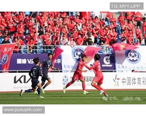 足球明星亲自赠送球衣给粉丝感动瞬间引发热烈反响