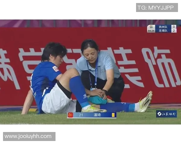 足球明星左腿受伤瞬间曝光女粉丝心痛不已引发广泛关注